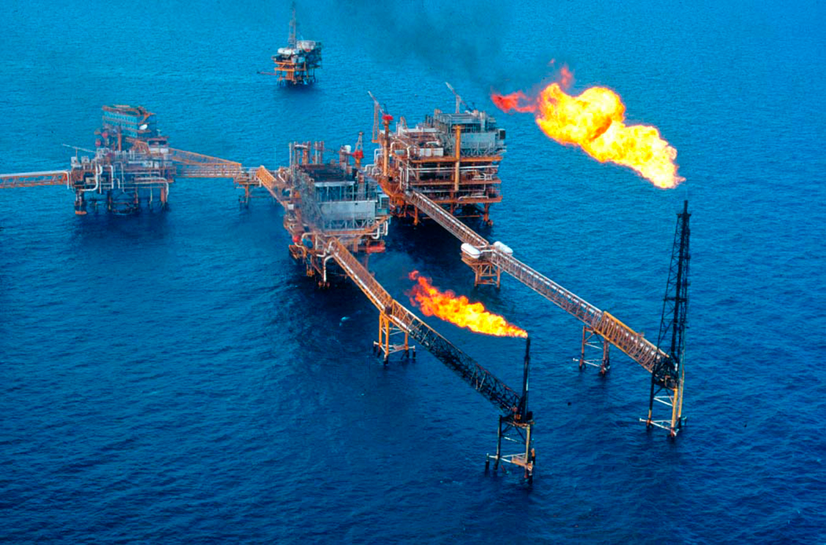 Petróleo inicia la semana con alzas de más de 1% tras acuerdo comercial entre EU y la UE